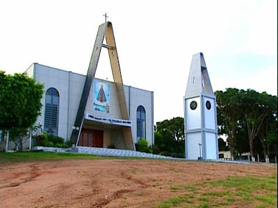 Igreja Católica ainda com sua famosa cor azulada, vista da Av. Norberto Schwantes.